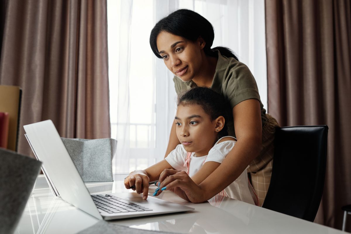 Sandra com sua filha em casa segura e com bem-estar