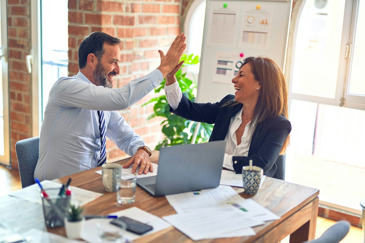 Equipe corporativa e time de RH reunidos em ambiente de trabalho moderno